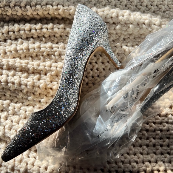 Ann Taylor Eryn Silver Glitter Kitten Heel Pump, Size 7 - Picture 9 of 11